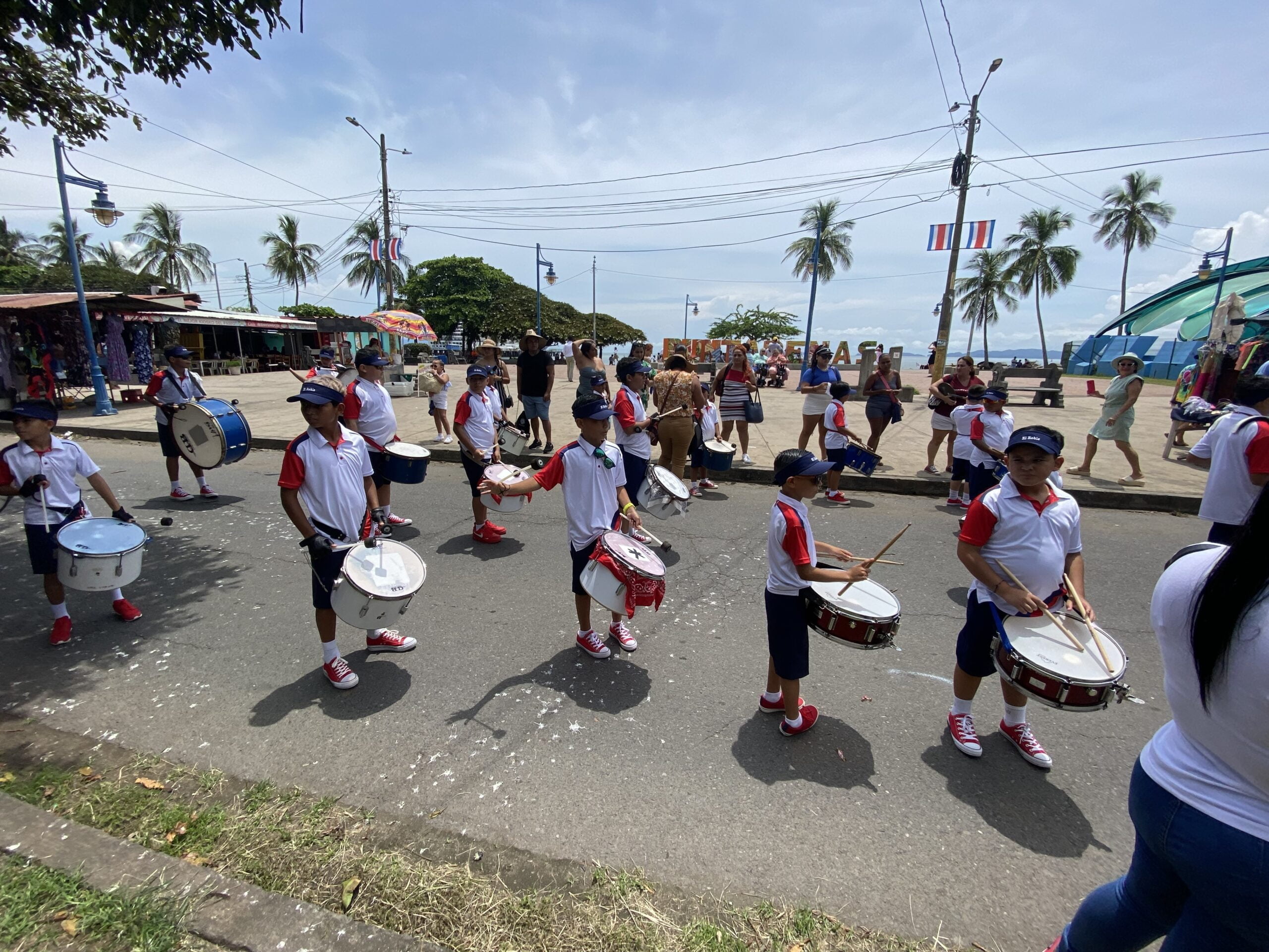 Menores desfile de Puntarenas