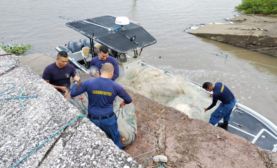 Guardacostas y pescadores previene que un trasmallo haga daño a especies 1 Trasmallos Golfo de Nicoya 4