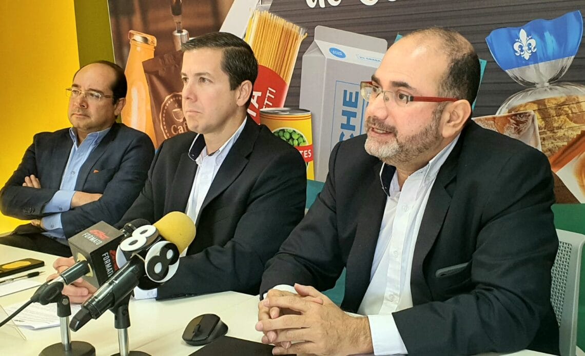 Un 2022 lleno de crisis para el sector alimentario 1 Conferencia de CACIA. Mario Montero izq. Juan Ignacio Perez der.
