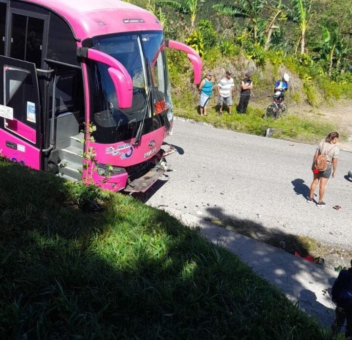 (VIDEO) Motociclista colisiona contra bus y pierde la vida 1 414468D7 CE1C 430E A03E FC9495F6A301