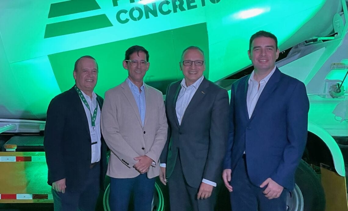 El progreso llega a Costa Rica 1 De Izq a Der. Guillermo Ulate Enrique Garcia Jose Raul Gonzalez Edwal Scheel. Cortesia Cementos Progreso