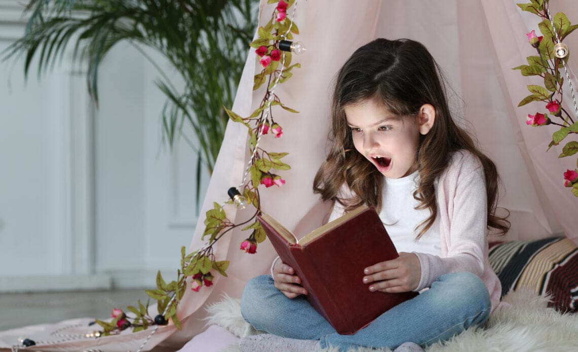 Instituciones unen esfuerzos para que más niñas y niños disfruten la lectura en bibliotecas públicas y centros infantiles 1 cute girl reading book around cute decoration