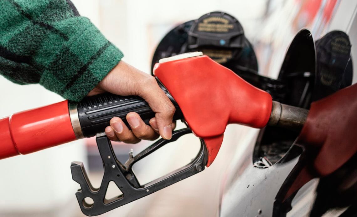 Presidente de la República anuncia nueva rebaja en las gasolinas y el gas 1 man at gas station with the car close up