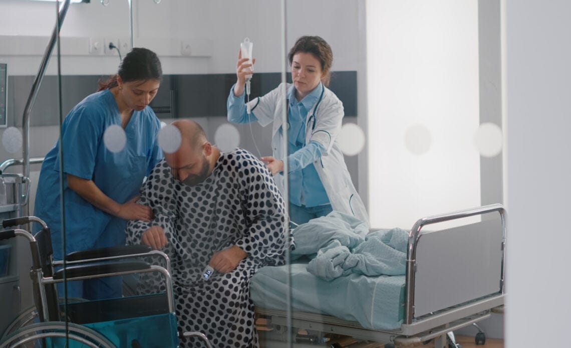 178.223 mil pacientes espera por una cirugía en los centros médicos de la CCSS 1 medical team helping sick patient with leg injury fracture putting in wheelchair