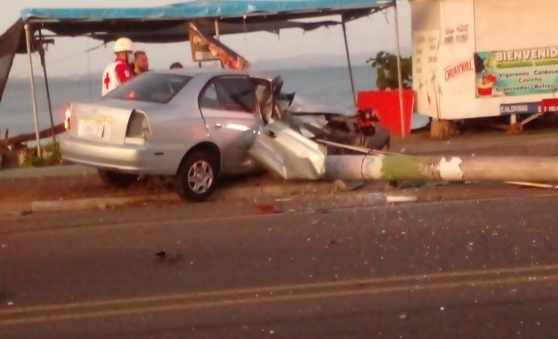 Conductor pierde control, colisiona contra poste y acompañante fallece 1 DA172685 5050 44ED 8F35 102493746054