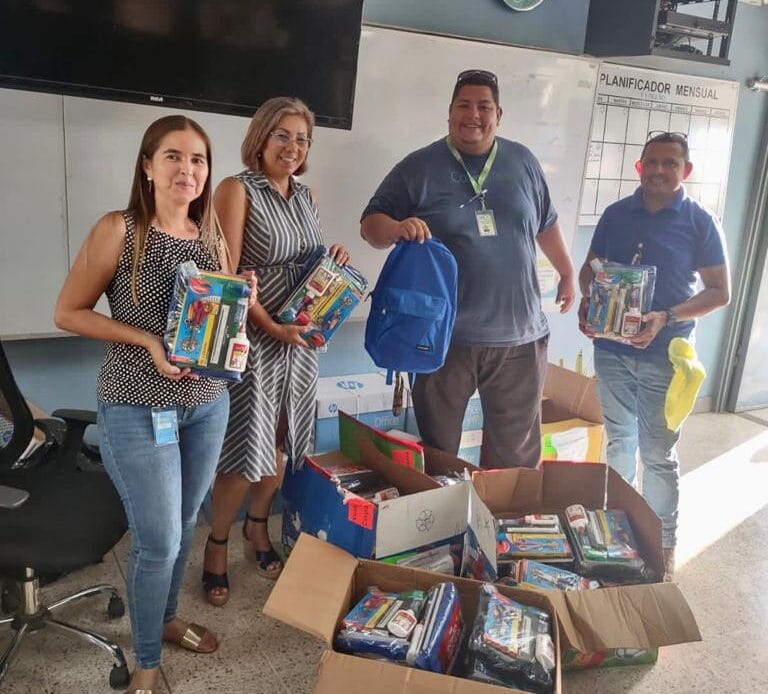 Niños y niñas de la Escuela Flora Guevara Barahona y el Crematorio tiene un feliz regreso a clases 1 Escuela Flora Guevara