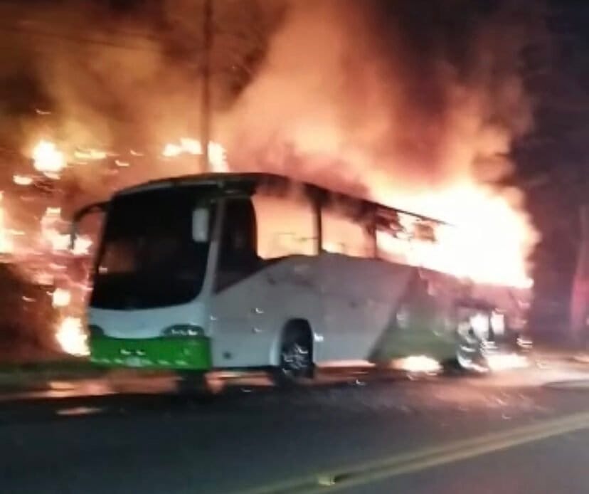 Incendio de autobús y colisión ponen a correr a Bomberos en Esparza 1 54CC0FE3 09F5 4818 9E66 5D2FA25B8240
