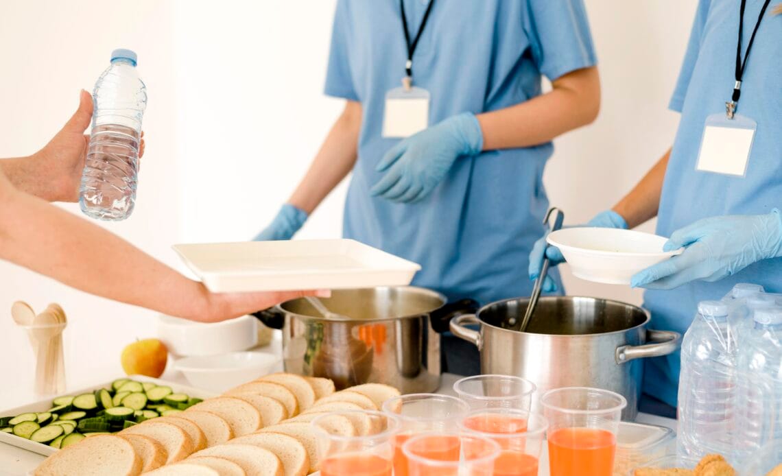 Servicio de Nutrición del hospital Manuel Mora Valverde cuenta con mejores instalaciones 1 persona que recibe alimentos donados dia comida