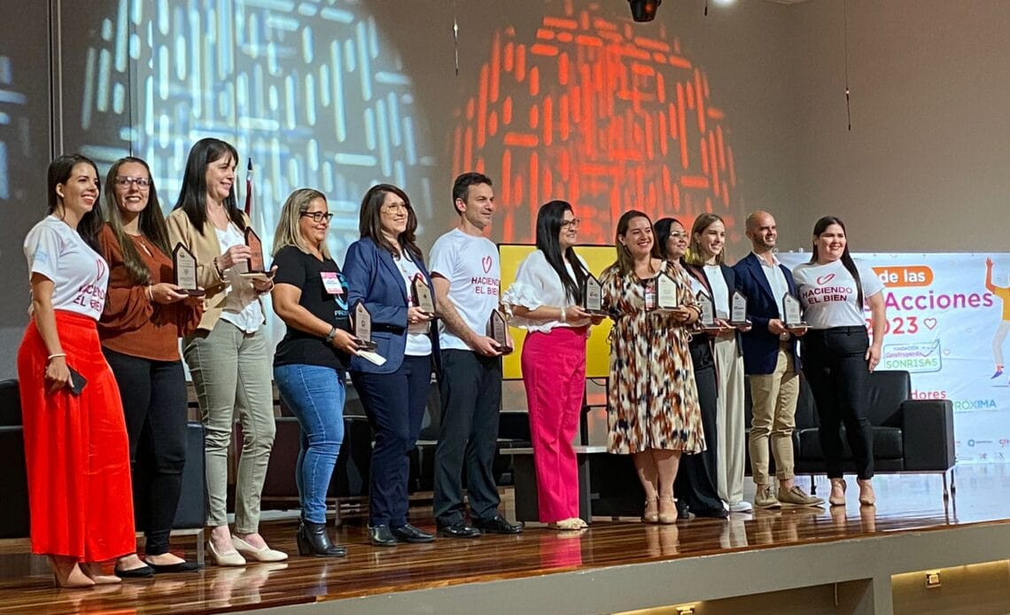 Buenas acciones destacaron y recibieron reconocimientos 1 Entrega de premios de DBA representantes de organizaciones ganadoras