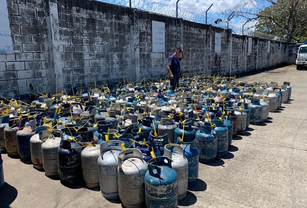 ARESEP destruyó cilindros de gas en mal estado 1 WhatsApp Image 2023 03 29 at 17.09.45 7