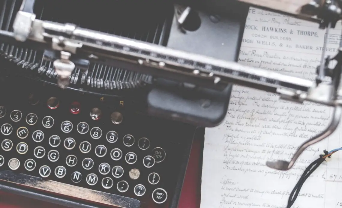 closeup foto vieja maquina escribir vintage escritorio rojo papel lateral