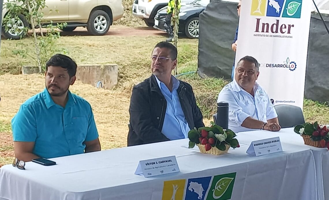 Familias productoras de fresas del distrito de Vara Blanca reciben crédito con nuevas condiciones 1 INDER ENTREGA CREDITOS