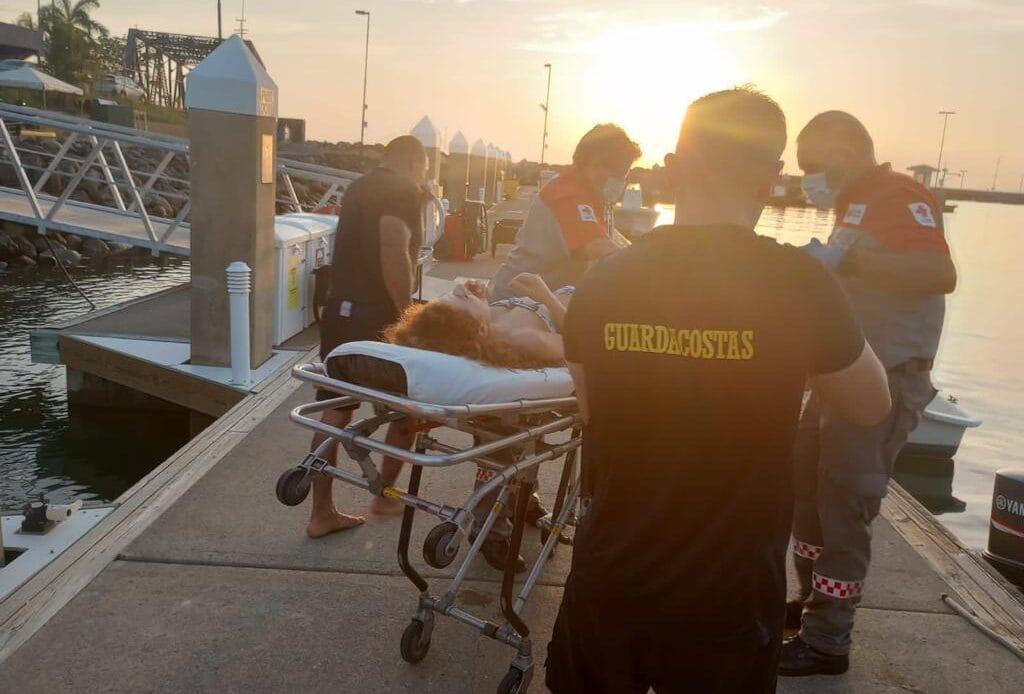 Guardacostas rescata a una turista a la que le que un tronco le fracturó una pierna 1 RESCATE QUEPOS 3