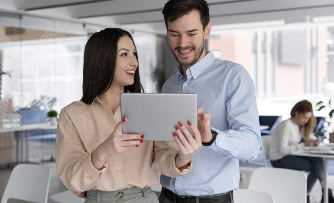 Intel es reconocida como una de las empresas más éticas del mundo 1 jovenes empresarios oficina trabajando tableta