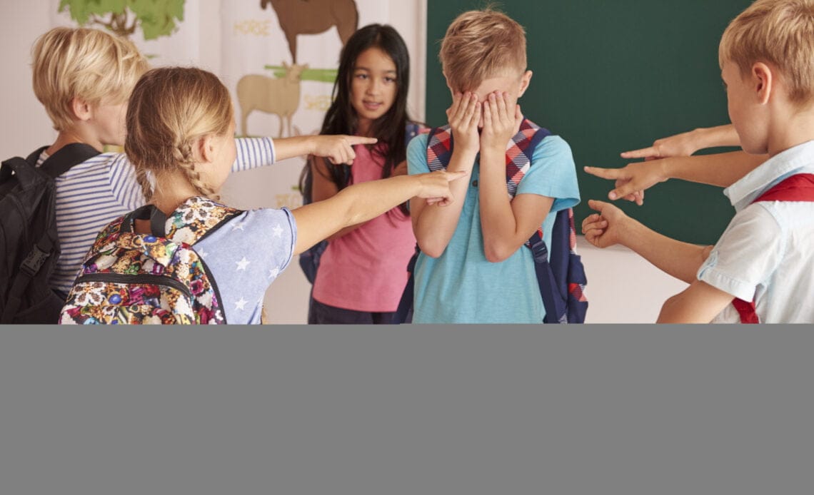 MEP llama a denunciar el bullying y promover la convivencia sana en centros educativos 1 ninos riendose su companero clase 1