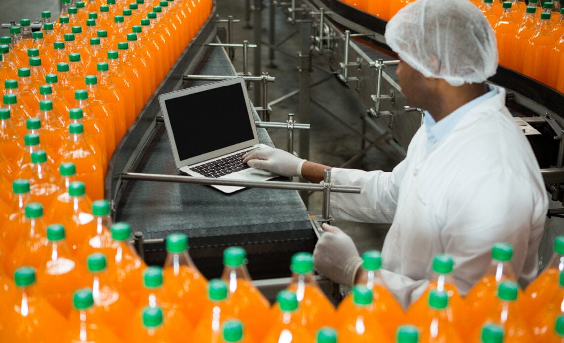 II Edición de “Pasión por el Sabor” Industria Alimentaria impulsa a emprendedores para que formalicen sus negocios y logren llegar a las cadenas de supermercados 1 trabajador sexo masculino laptop medio linea produccion fabrica jugos
