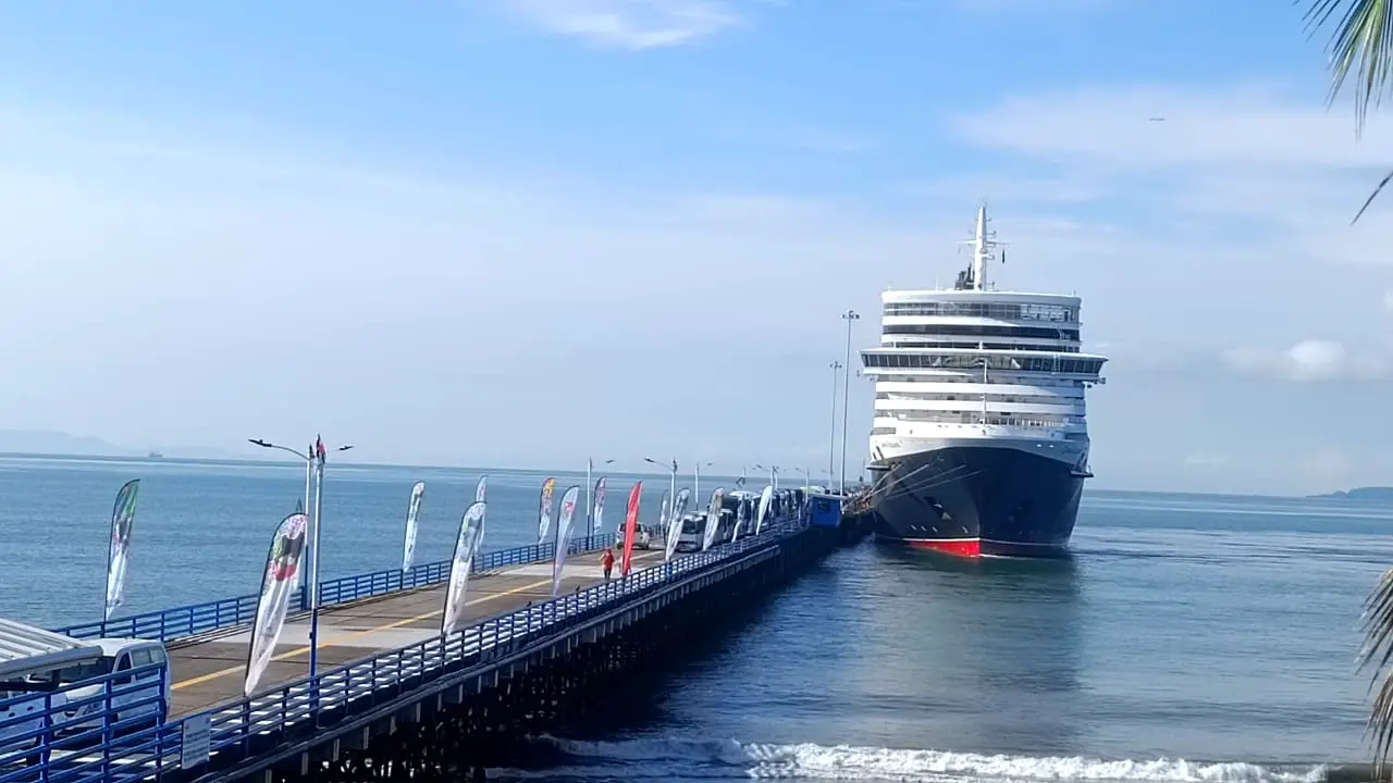 El buque Queen Elizabeth llegó este martes al Puerto de Puntarenas