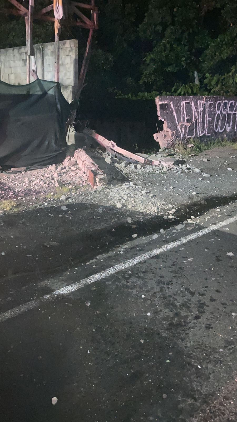 Vehículo colisiona contra un muro en Puntarenas.