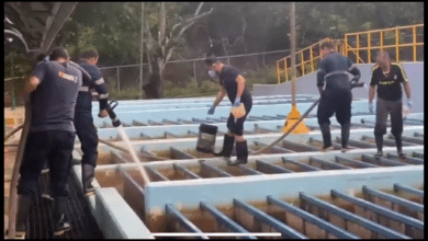 Autoridades limpiando la planta de tratamiento