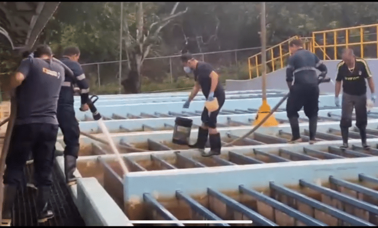 Autoridades limpiando la planta de tratamiento