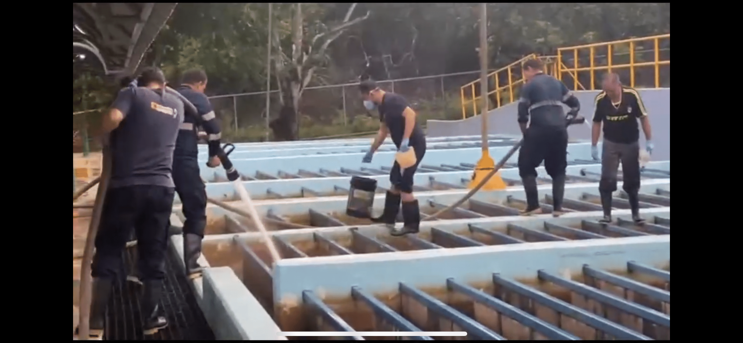 Autoridades limpiando la planta de tratamiento