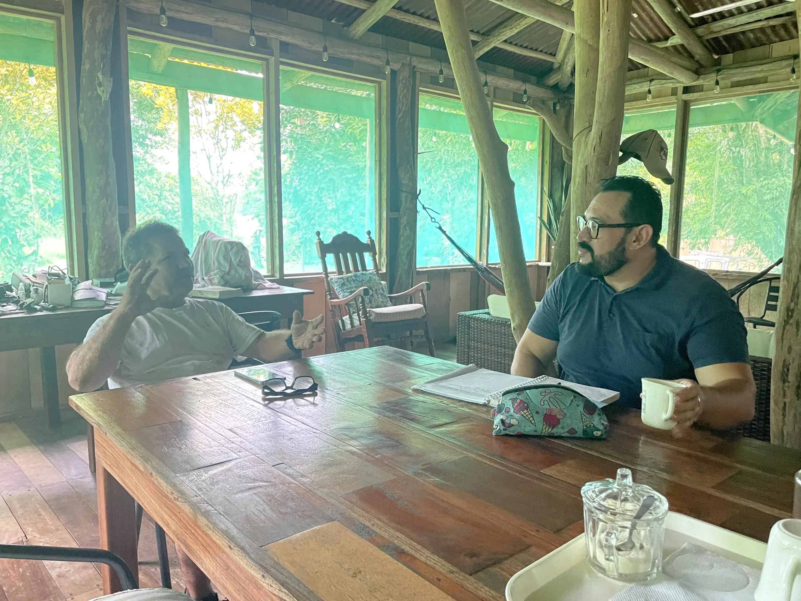 Carlos Espinoza (derecha), consultor e investigador principal del proyecto Pesca Turística Participativa de la FECOP, durante una entrevista con Gerardo Pérez en Barra de Parismina en noviembre del 2024. Fotografía de Lucía Vargas / Cortesía de FECOP