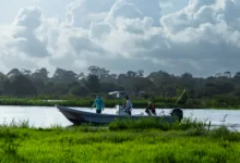 Una lancha de pesca turística y deportiva se prepara para salir en Barra del Colorado. Fotografía de Allan Barboza / Cortesía de FECOP