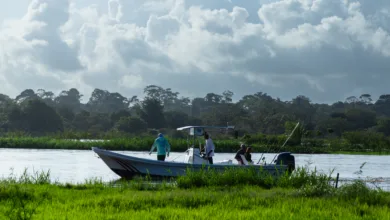 Una lancha de pesca turística y deportiva se prepara para salir en Barra del Colorado. Fotografía de Allan Barboza / Cortesía de FECOP