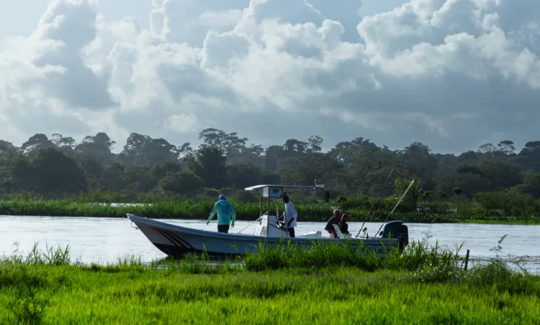 Una lancha de pesca turística y deportiva se prepara para salir en Barra del Colorado. Fotografía de Allan Barboza / Cortesía de FECOP