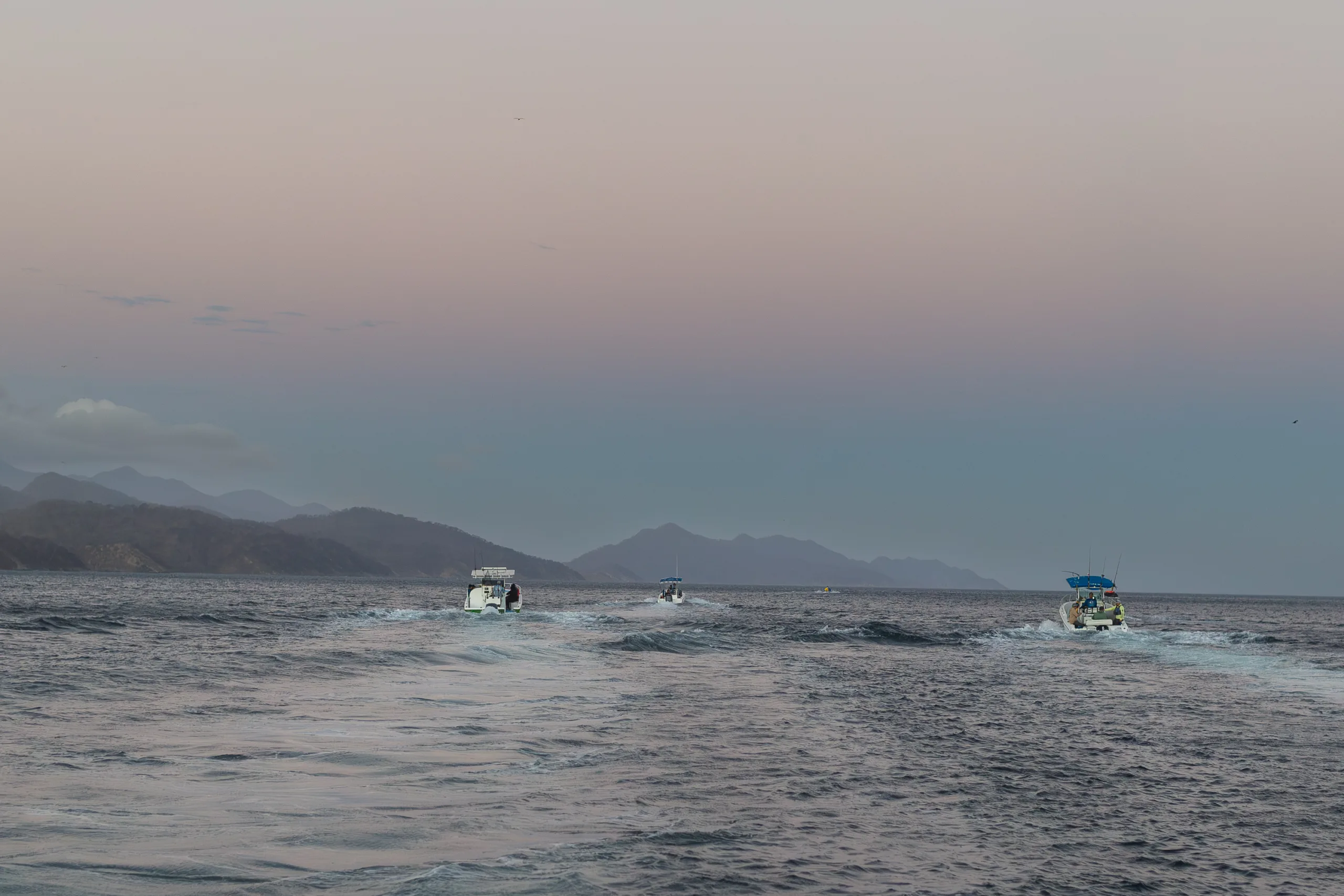Pescadores deportivos y turísticos se dirigen a realizar actividades de monitoreo de poblaciones de especies en la Cruz de Guanacaste. Créditos: Aurora Camacho y Allan Barboza/Cortesía FECOP.