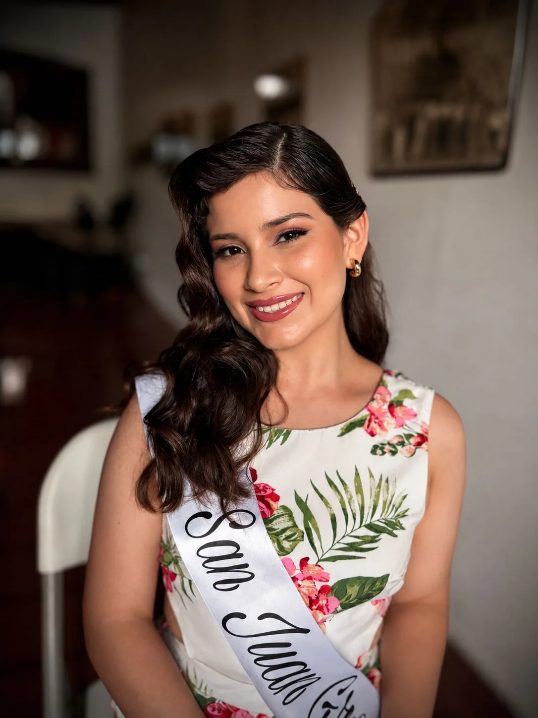 Everlyn Barrantes Castro, luciéndose con una bella sonrisa durante la entrevista.Fotografía cortesía de Monarca Studio CR