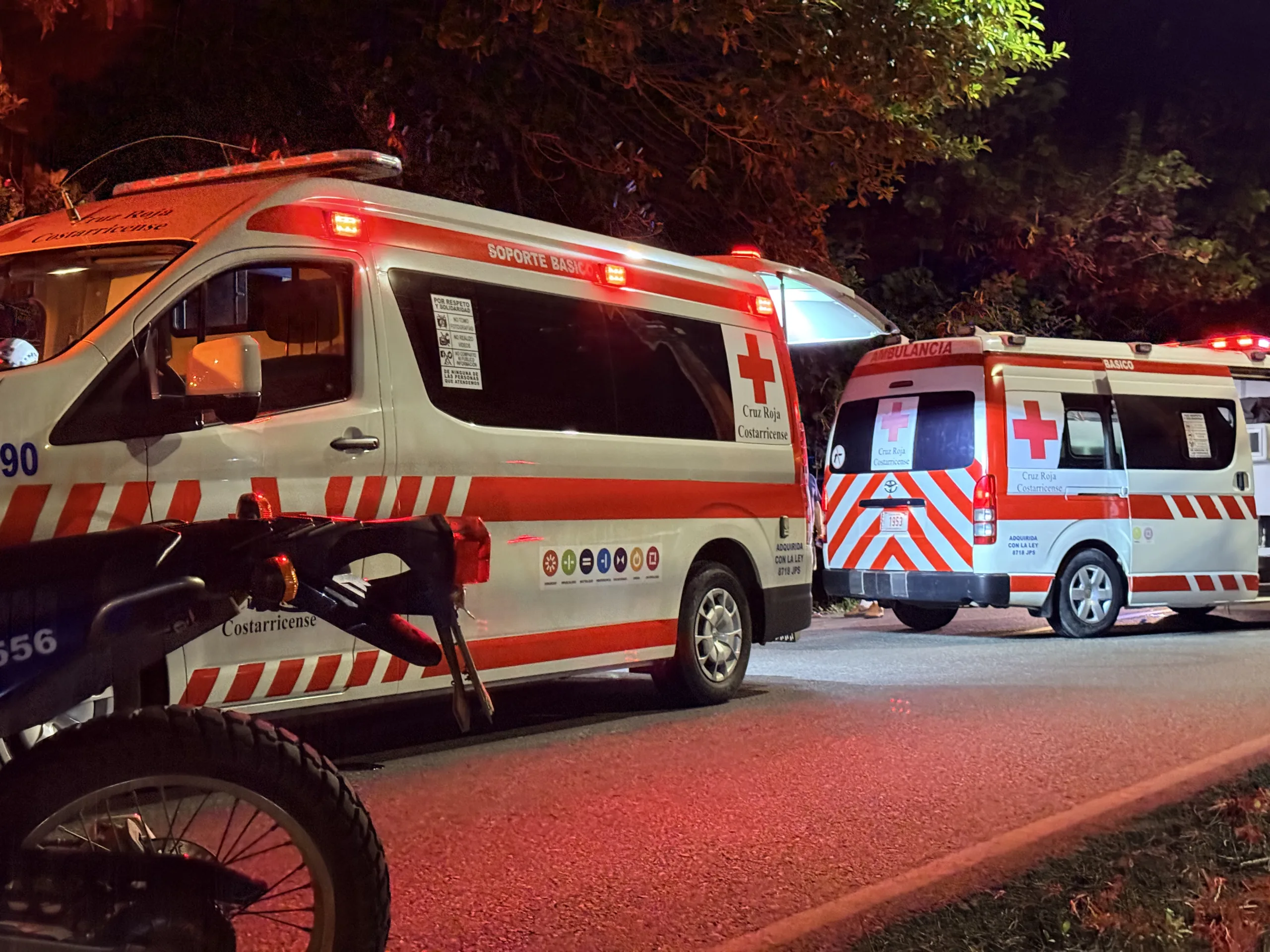 Unidades de Cruz Roja colaboraron en el traslado de los pacientes (foto: Puntarenas Se Oye)